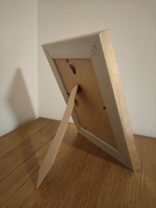 Jarroncito, cuadro y vela.