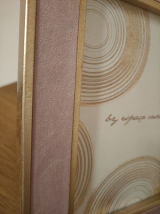 Jarroncito, cuadro y vela.