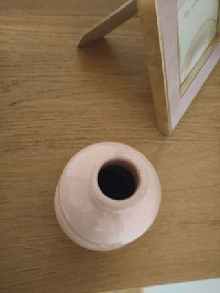 Jarroncito, cuadro y vela.