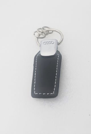 Llavero de cuero con logo de audi