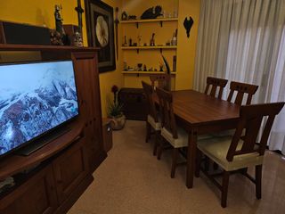 Mueble de salón y mesa con sillas(precio es ambas)