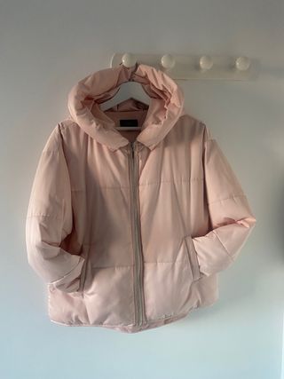 Cazadora de mujer, tipo plumas color rosa, claro