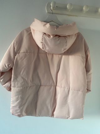 Cazadora de mujer, tipo plumas color rosa, claro