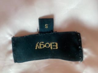 Cazadora de mujer, tipo plumas color rosa, claro