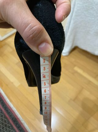 zapatos negros de tacón alto