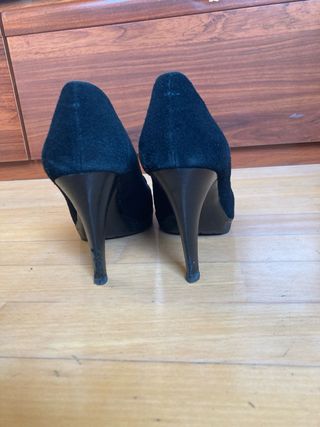 zapatos negros de tacón alto