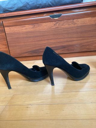 zapatos negros de tacón alto