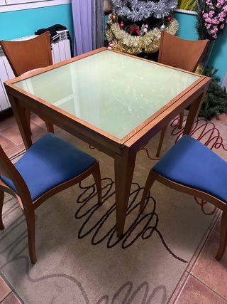 Conjunto de mesa y sillas 