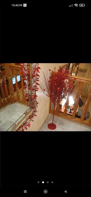 Árbol navidad rojo un la