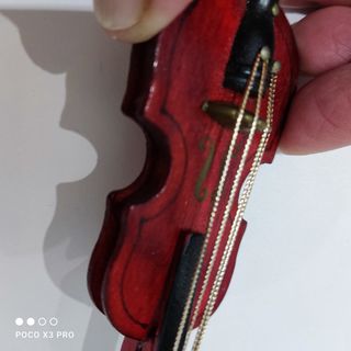 Miniatura de violín y arco madera y gafa