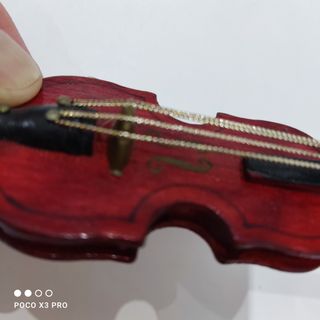 Miniatura de violín y arco madera y gafa