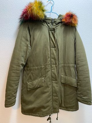 Abrigo verde militar con capucha