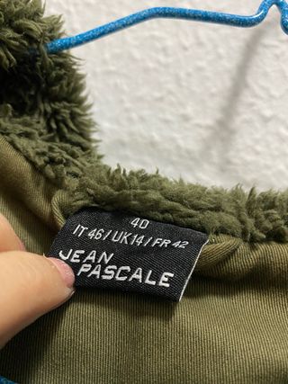 Abrigo verde militar con capucha