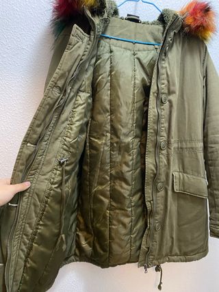 Abrigo verde militar con capucha