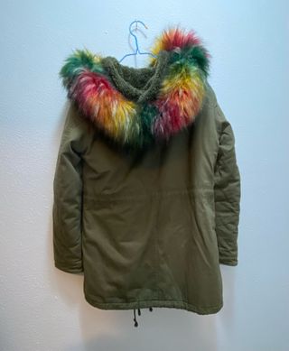 Abrigo verde militar con capucha