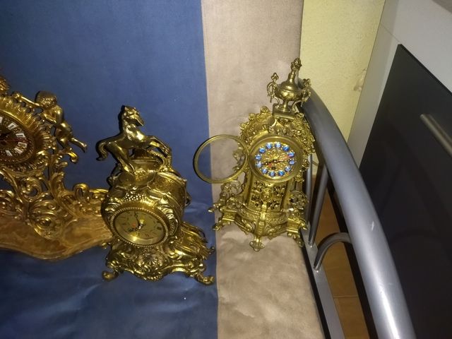 4 orologi antichi realizzati in.. bronzo.