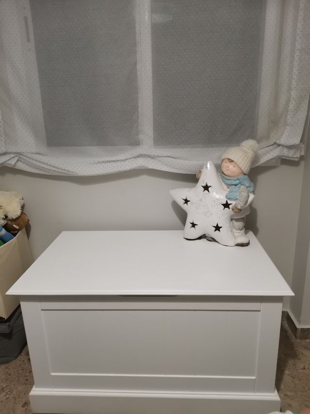 Juguetero de madera blanco muy bueno madera maciza