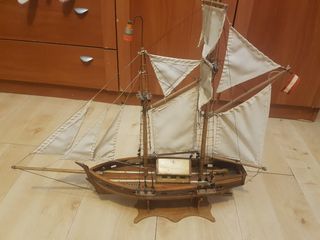 Velero de madera echa a mano, barco