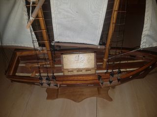 Velero de madera echa a mano, barco