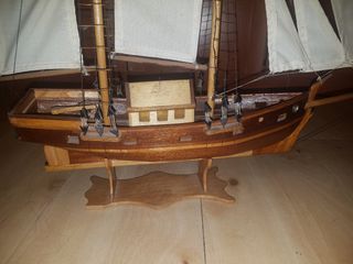 Velero de madera echa a mano, barco