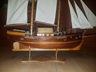 Velero de madera echa a mano, barco