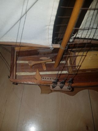 Velero de madera echa a mano, barco