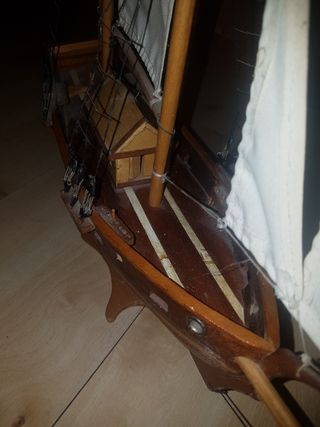 Velero de madera echa a mano, barco