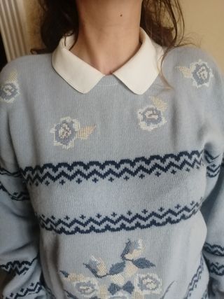 Maglione con ricami e collo staccabile