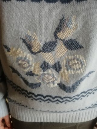 Maglione con ricami e collo staccabile