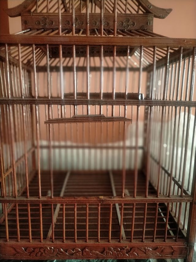 Jaula antigua de madera