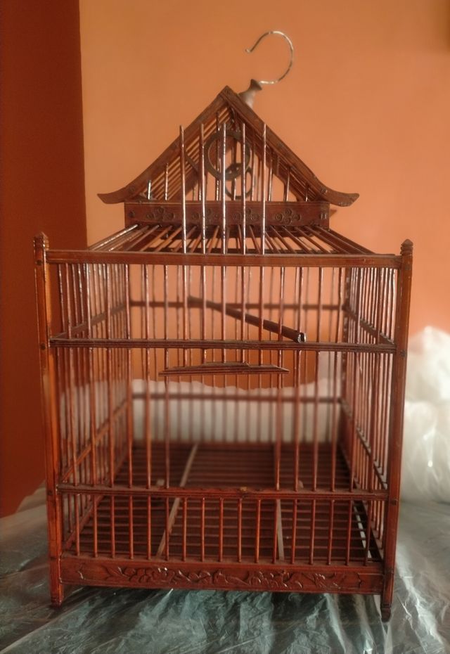 Jaula antigua de madera