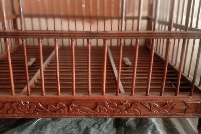 Jaula antigua de madera