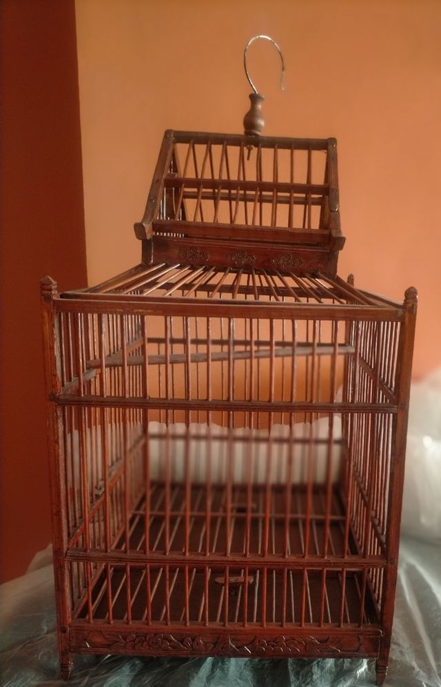 Jaula antigua de madera