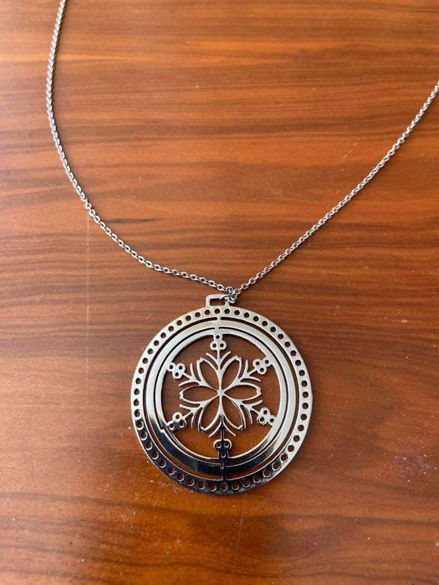 colgante plateado