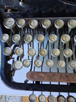 Máquina de escribir AEG