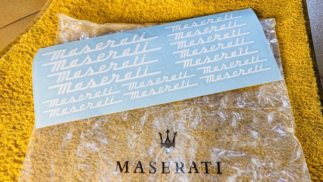 Adesivi con logo Maserati