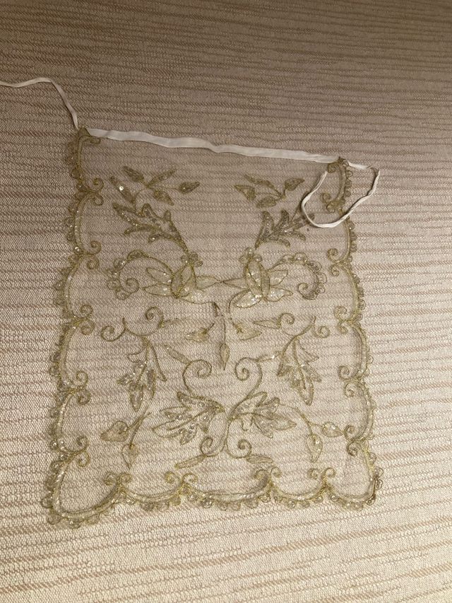 Manteleta y delantal fallera niña. 