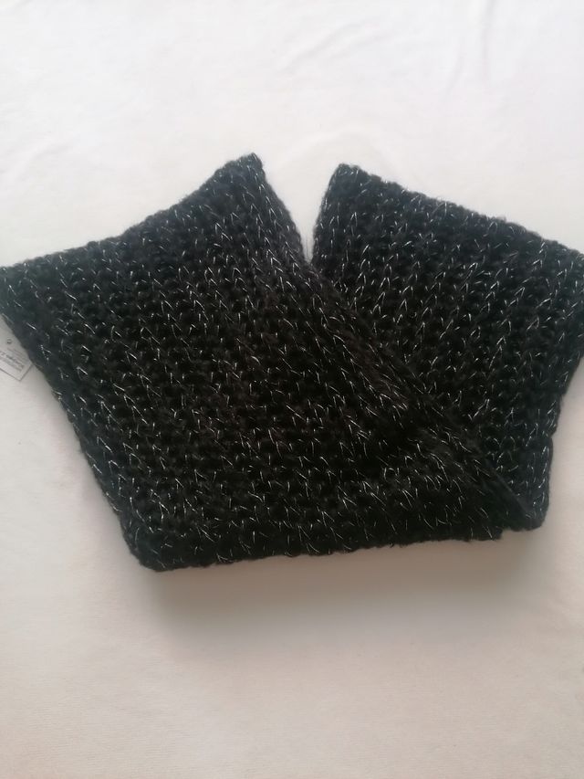 Cuello de mujer negro con hilo melatico plateado