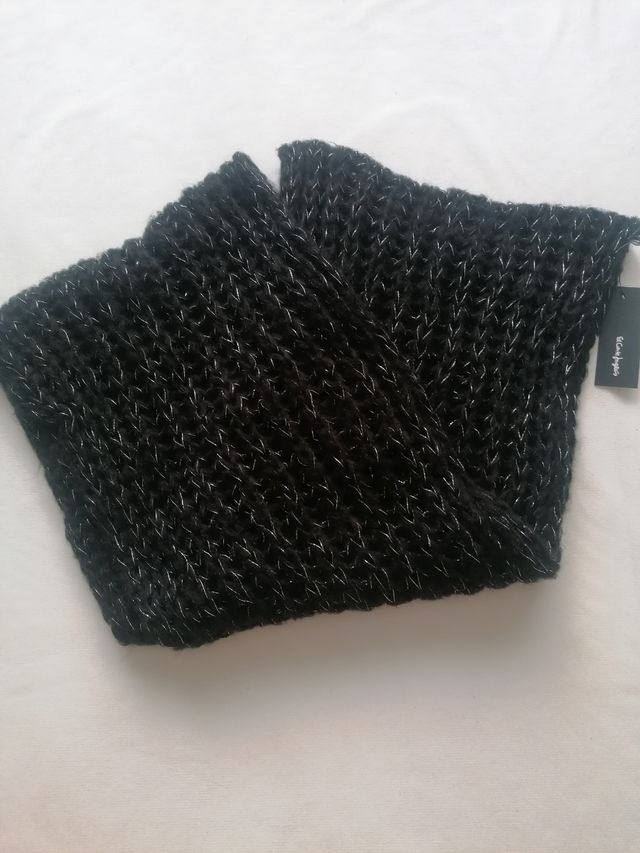 Cuello de mujer negro con hilo melatico plateado