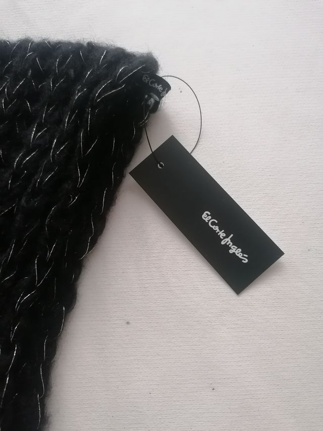 Cuello de mujer negro con hilo melatico plateado