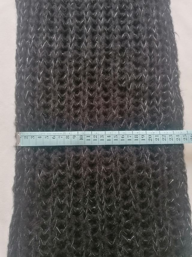 Cuello de mujer negro con hilo melatico plateado