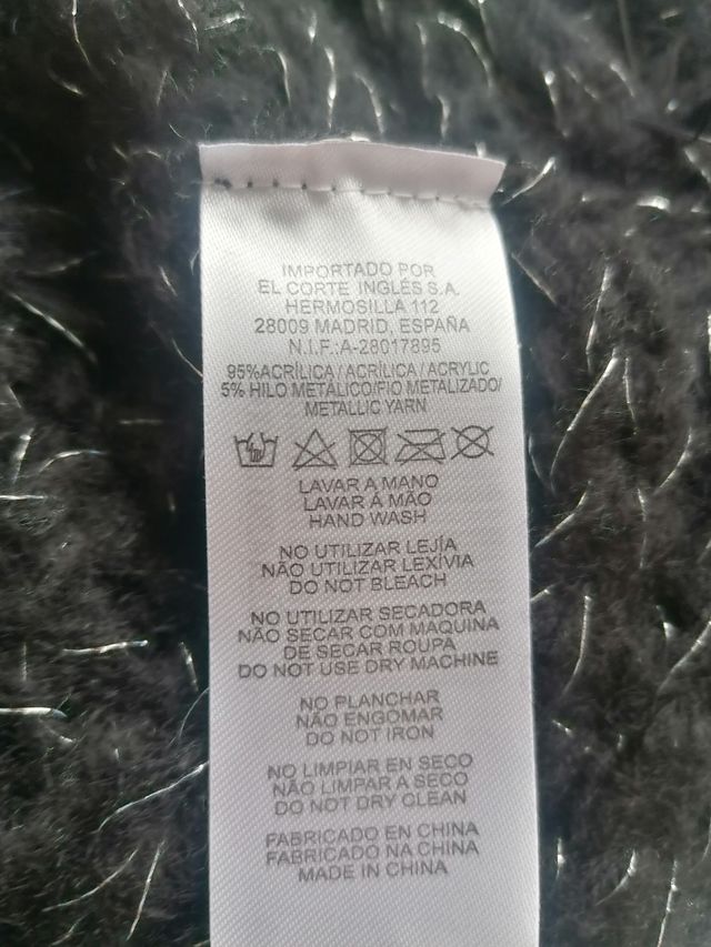 Cuello de mujer negro con hilo melatico plateado