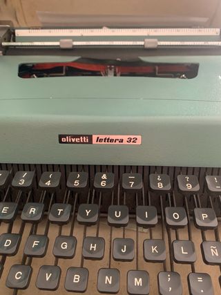 Maquina de escribir Olivetti lettera 32