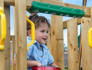 Parque infantil con columpio. Montaje opcional.