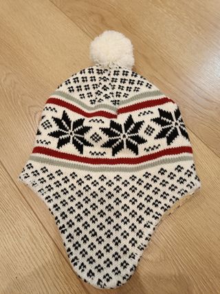 Gorro invierno con orejeras y pompón