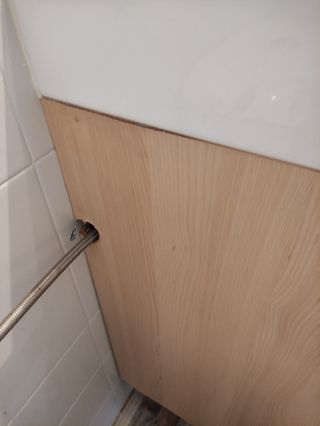 Mueble de baño , con grifo y lavabo.