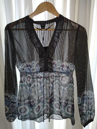 Blusa transparente con escote V