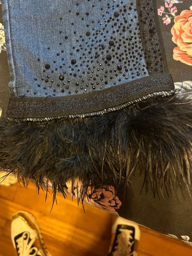 vaquero con plumas en los bajos de fun&fun