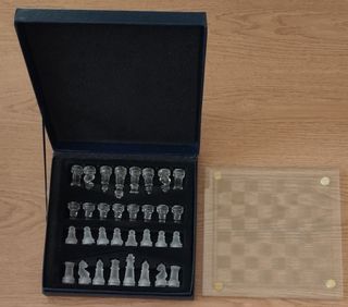 Cofanetto con scacchiera e scacchi.