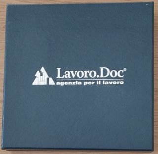 Cofanetto con scacchiera e scacchi.